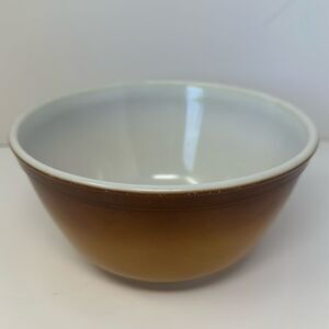 Vintage woodland Pyrex no 402 bowl